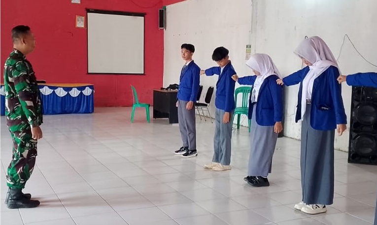 Membentuk Kedisiplinan Pelajar: Serda Denden Sunjani Berikan Bintahwil di Desa Mekarjaya