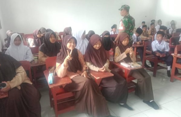 Membangun Karakter Generasi Muda: Sertu Wawan P Berikan Bintahwil di SMP PGRI