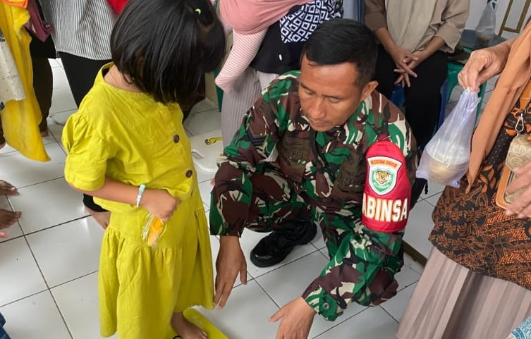 Wujud Kepedulian Kesehatan: Serka Adhi Wibowo Dampingi Giat Posyandu