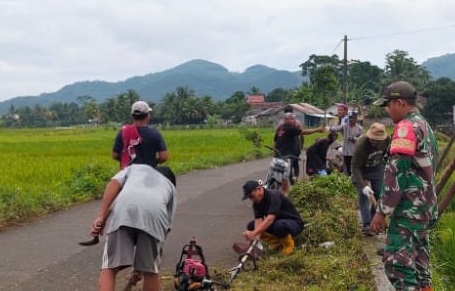 Gotong Royong Tanpa Batas: Serda M. Syukri Pimpin Aksi Bersih Desa