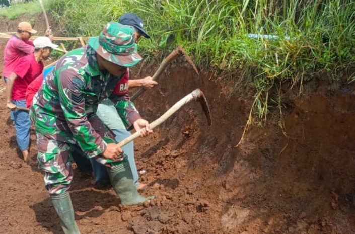 Babinsa Sukamulya Bahu-Membahu Gelar Karyabakti Bersama Warga