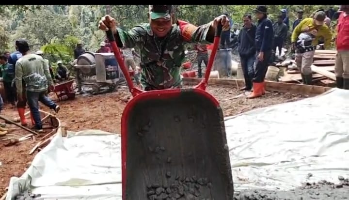 Dukung Akses Infrastruktur Desa, Danposmil Cikadu Sertu Asmawi Kawal Program Gorol Pembangunan Jalan