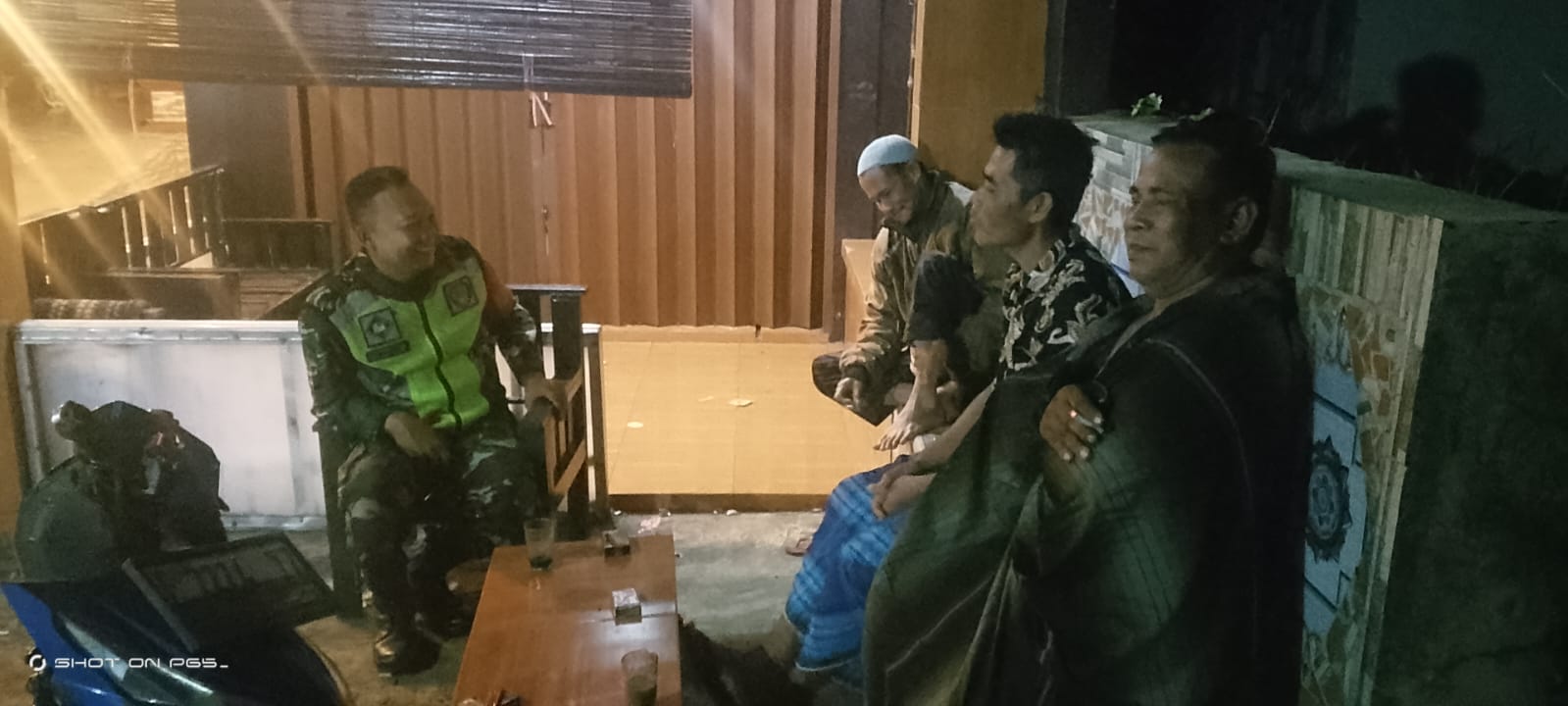Sinergi Malam: Babinsa Mekarjaya Menjaga Keamanan Lingkungan