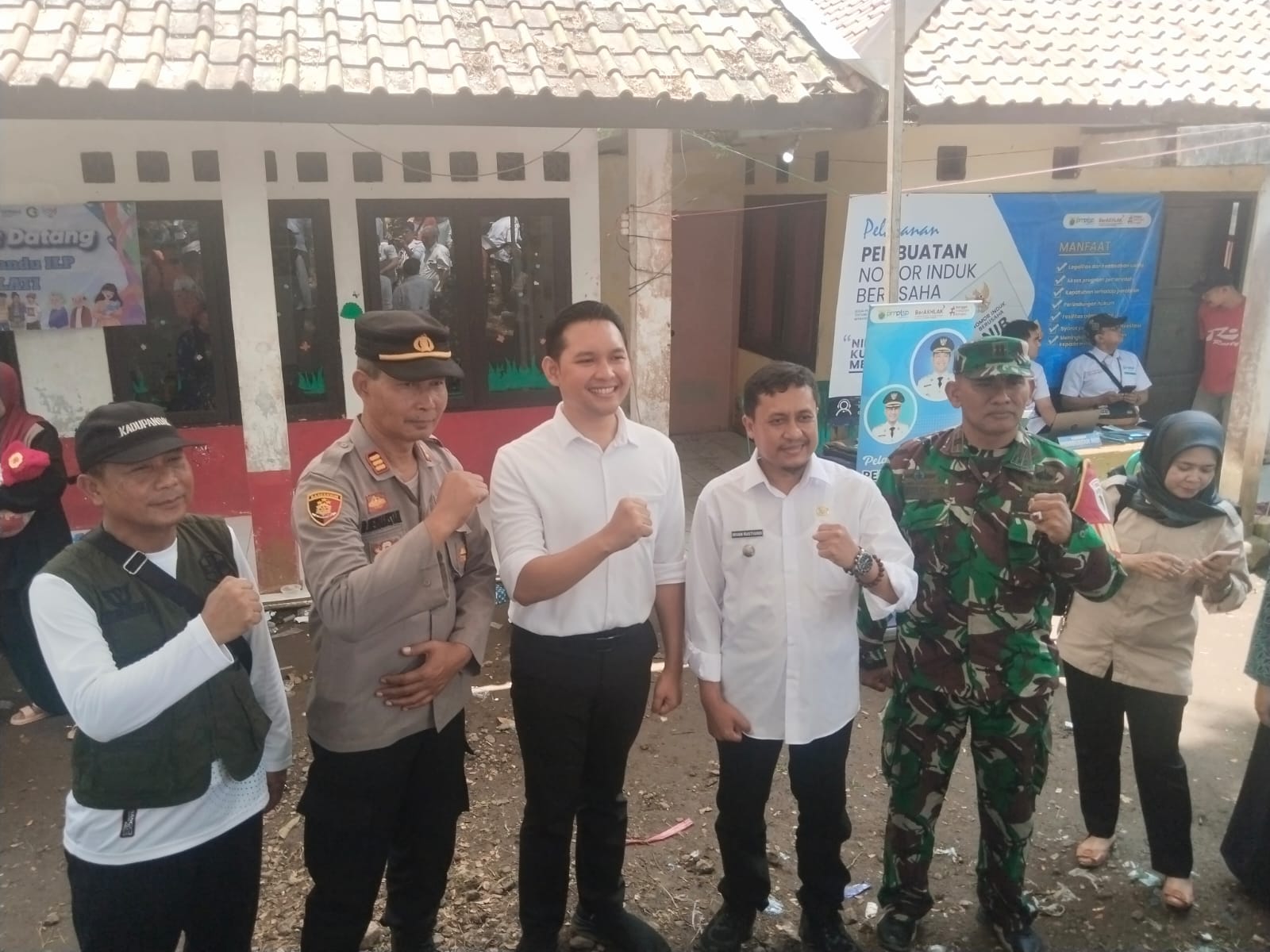 Danramil 0608-14/Kadupandak Kawal Langsung Kegiatan Rembug Warga Bupati Cianjur di Desa Sukaraja