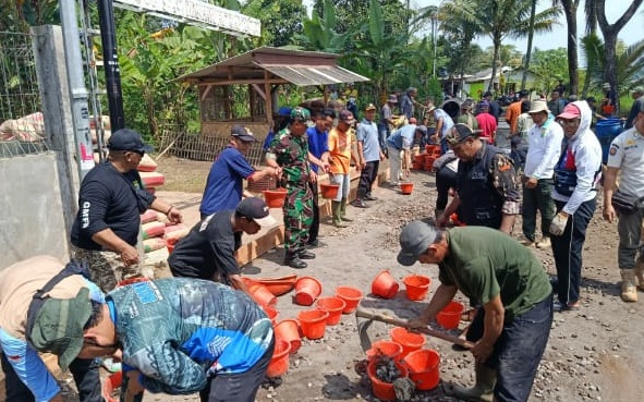Akselerasi Pembangunan Desa, Babinsa Kertajaya Serka Hendriana Pimpin Karbak Pengecoran Jalan