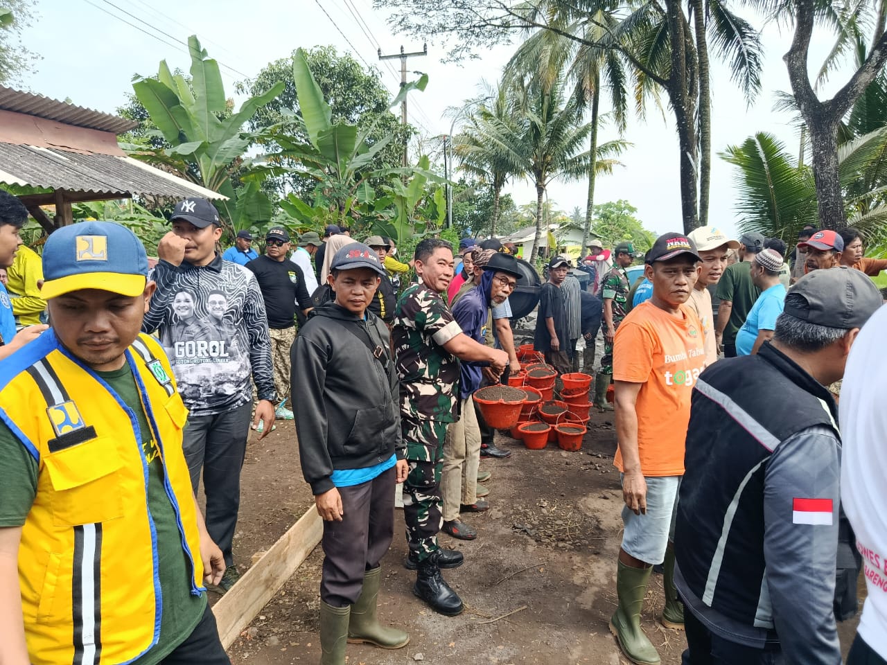 Akselerasi Pembangunan Infrastruktur, Kapten Arm. Yayan Pimpin Anggota Koramil Ciranjang dalam Giat Gorol Desa Sindang Jaya