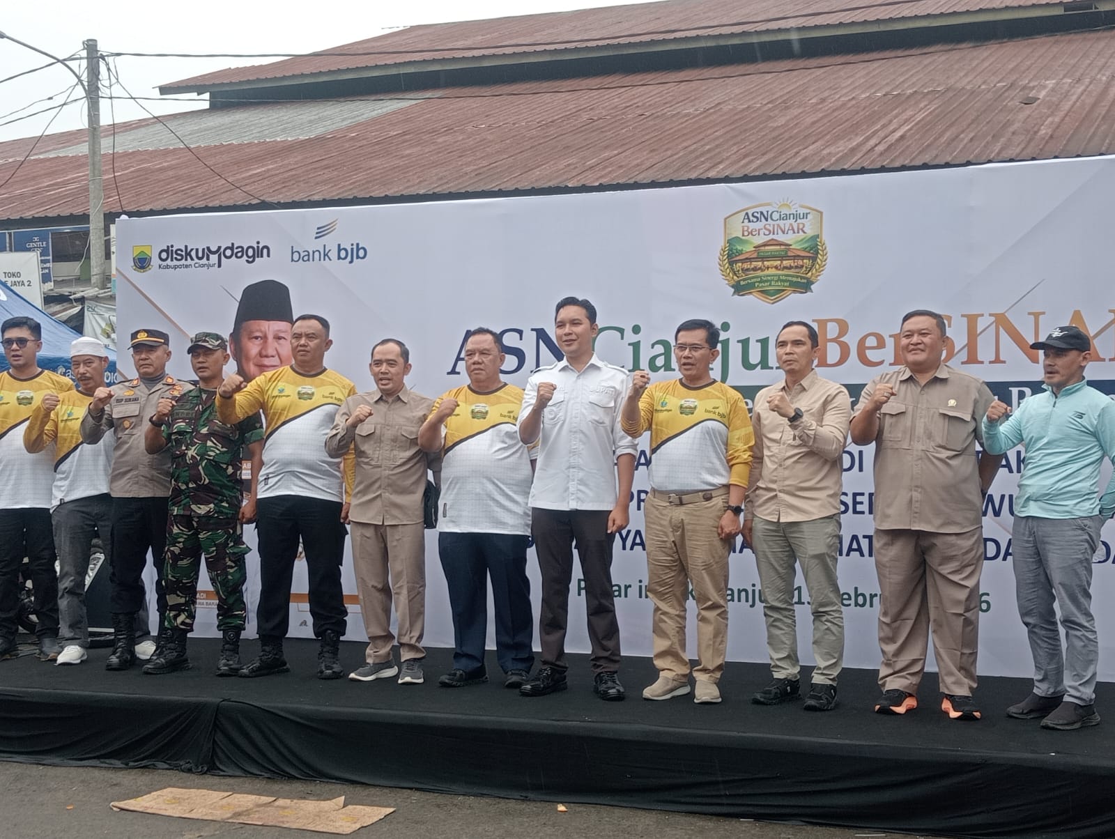 Dukung Ekonomi Rakyat, Danramil 01/Kota Kawal Peluncuran Program “ASN Cianjur Bersinar” di Pasar Induk