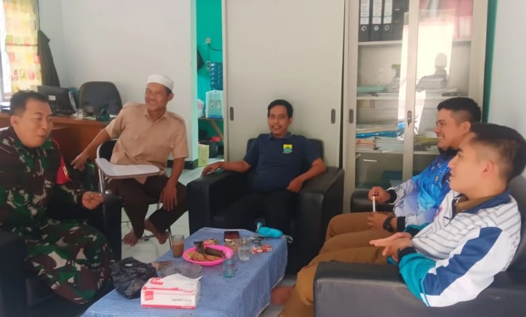 Pererat Silaturahmi, Babinsa Serka Asep Juhara Gelar Komsos Bersama Warga di Desa Sukajaya