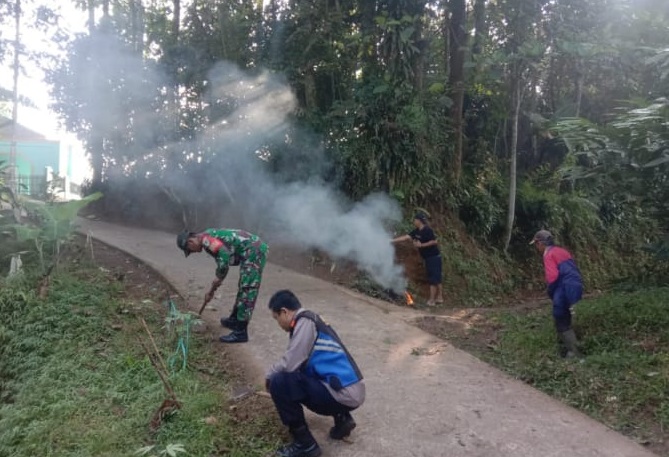 Aksi “Jumat Bersih”, Babinsa Serda Wawan Pelopori Kerja Bakti Bersama Masyarakat Desa Selagedang