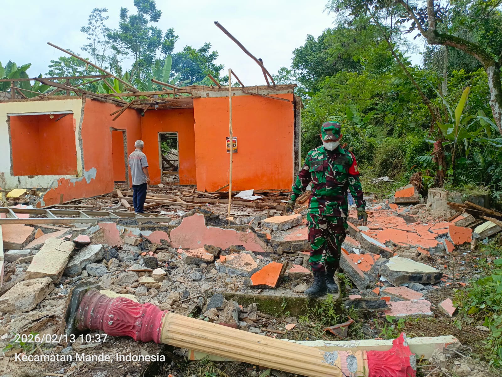 Dukung Pembangunan Ekonomi Desa, Babinsa Bobojong Kawal Pembongkaran Kantor Veteran untuk Lahan KDKMP