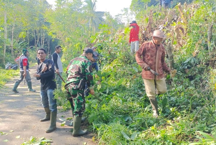 Lestarikan Budaya Gotong Royong, Babinsa Sertu Usman Pimpin Pembersihan Jalan di Desa Mande