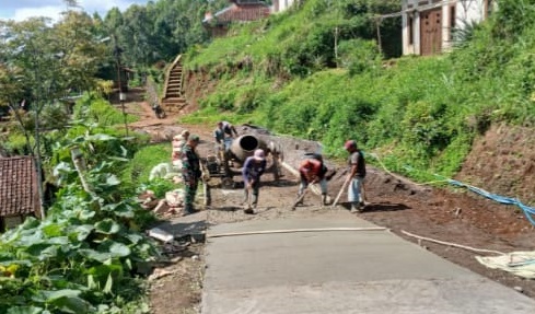 Babinsa Koramil 0608-10/Sukanagara Pimpin Kerja Bakti Pengecoran Jalan Desa