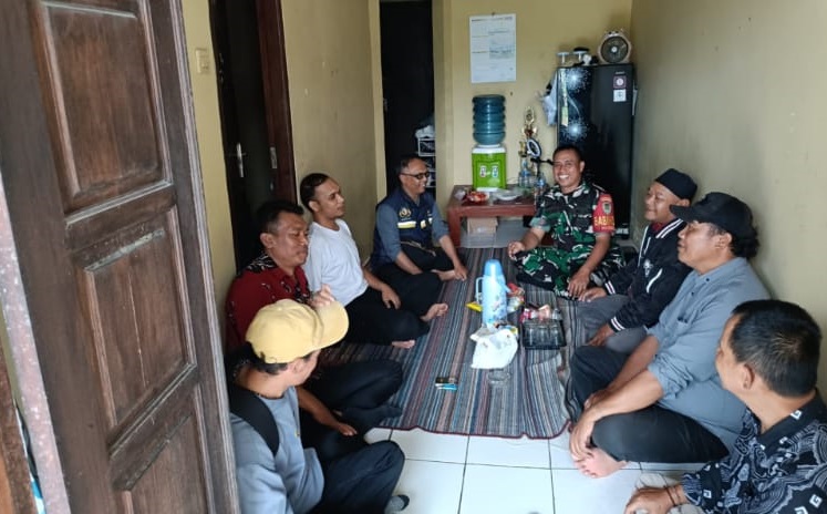 Babinsa Koramil 0608-04/Cipanas Pererat Silaturahmi Melalui Komsos Bersama Warga Desa Cibodas