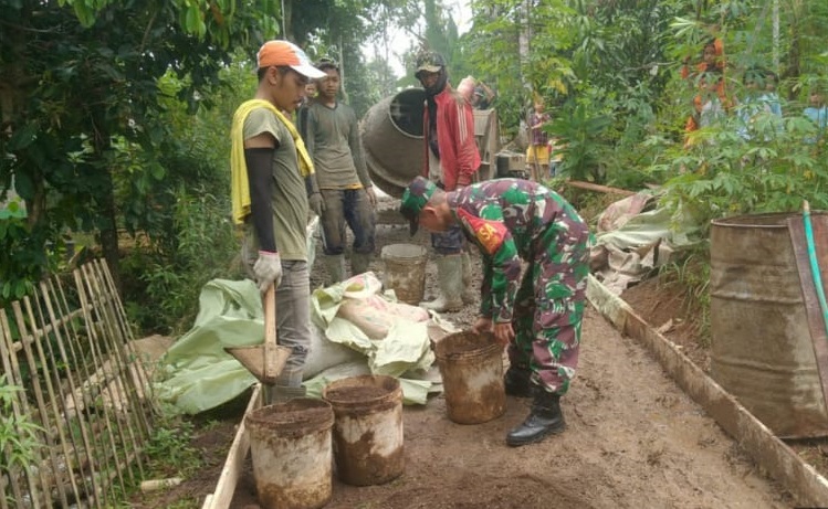 Tetes Keringat Sang Patriot: Serma Asep Sumarna Terjang Lumpur Demi Jalan Harapan Warga Telagasari