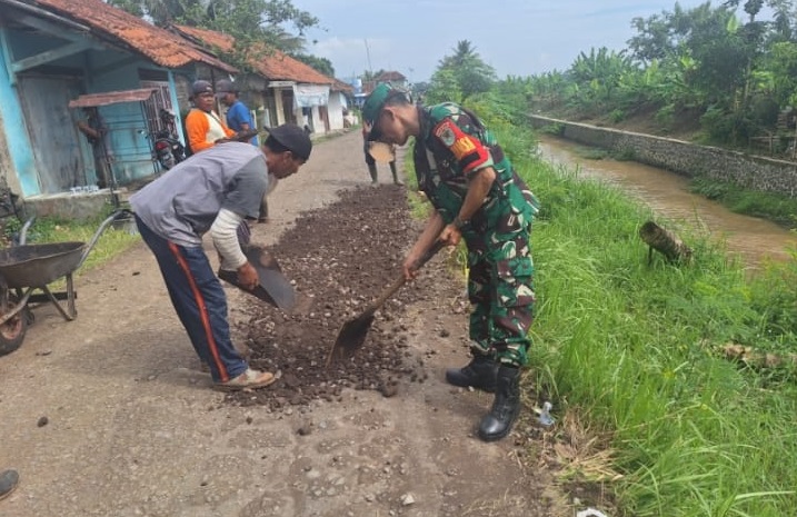 Peltu Tatang Bahu-Membahu Bersama Warga, Wujudkan Jalan Mulus di Bojongpicung