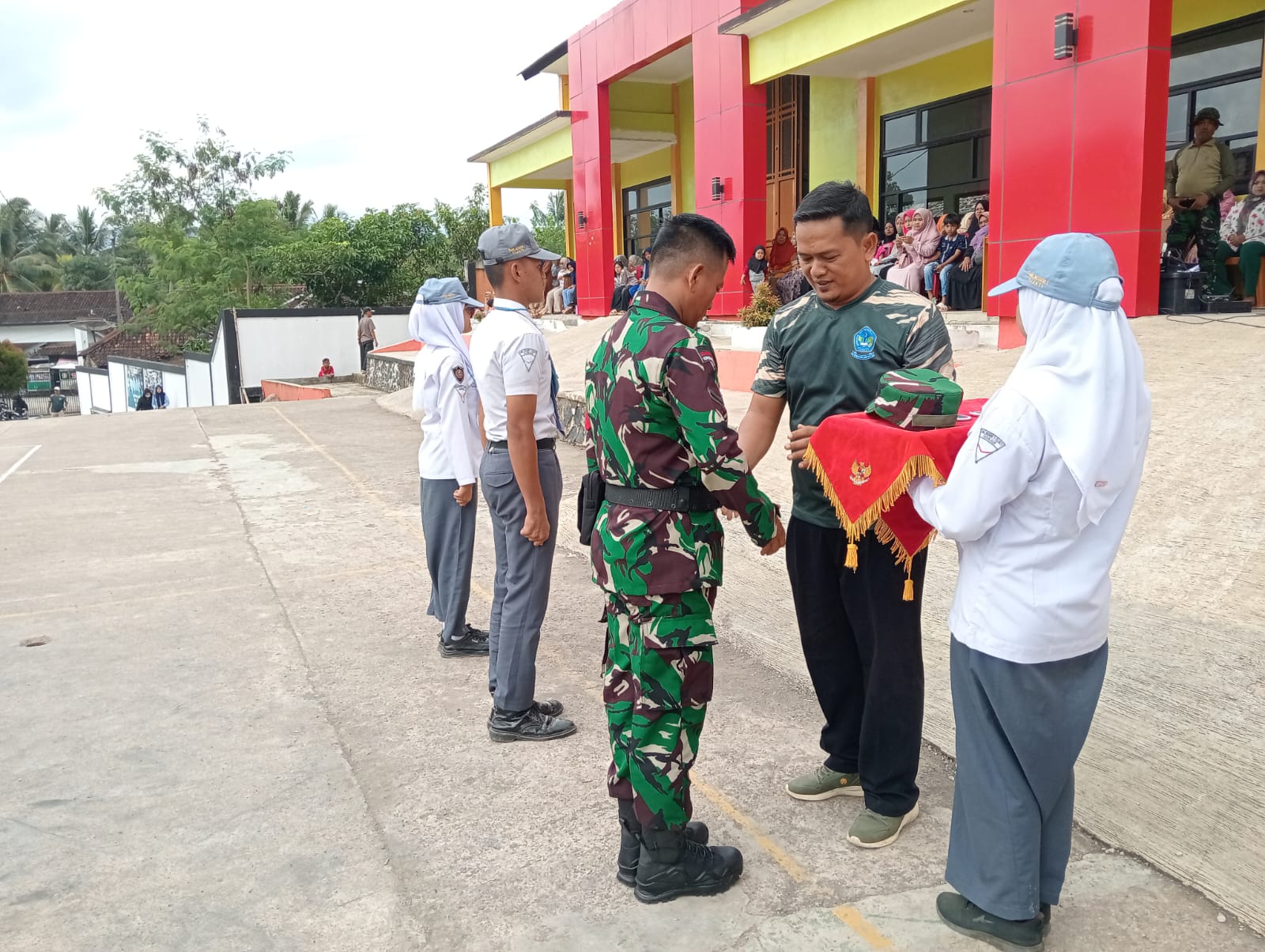 Sinergi TNI dan Pendidikan, Anggota Koramil Kadupandak Tutup Pelatihan Karakter di SMKN 1 Cijati