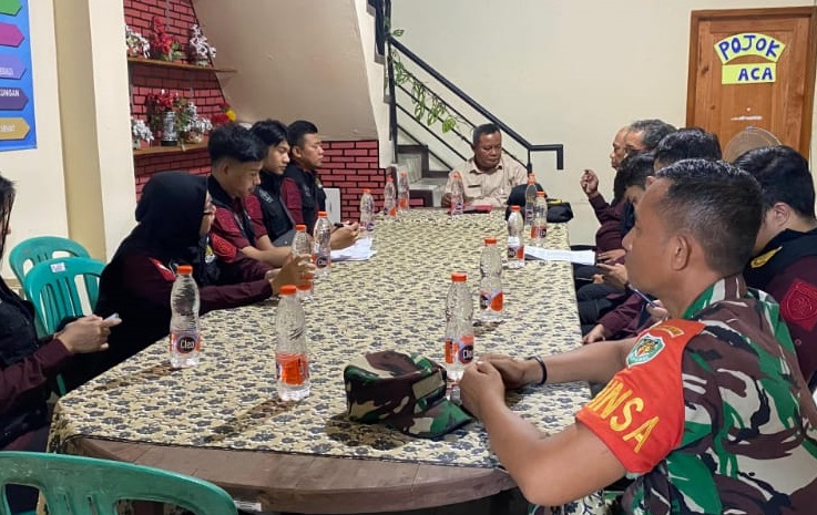 Babinsa Cikondang Pererat Sinergi Melalui Komsos Bersama Karang Taruna Desa