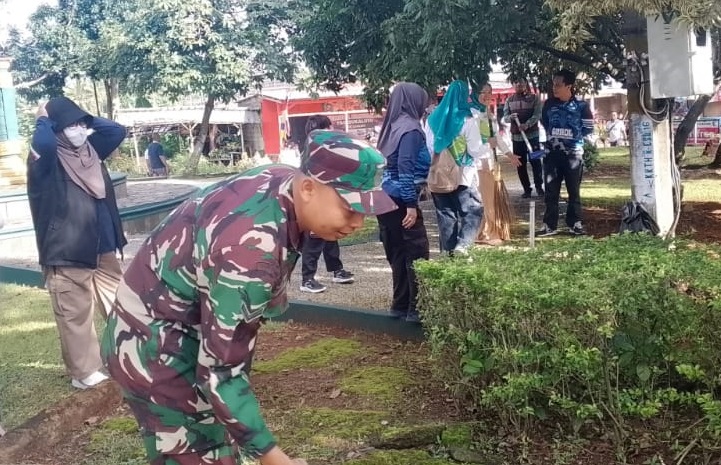 Babinsa Mekarjaya Pelopori Giat Karbak Bersama Warga dan Aparat Desa