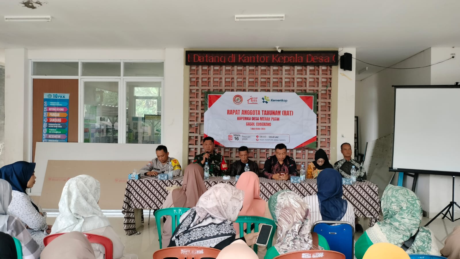 Pastikan Ekonomi Desa Sehat, Babinsa Gasol Kawal RAT Koperasi Kelurahan Merah Putih