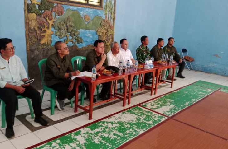 Danposmil Cijati Kawal Sosialisasi Perbaikan Infrastruktur Jalan Desa