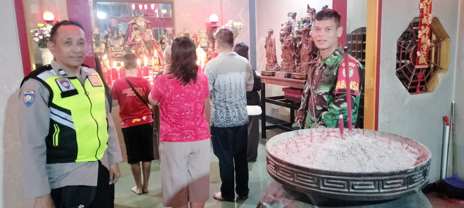 Serda Sujana Kawal Khidmatnya Penyalaan Lilin Imlek di Vihara Sakyawanaram