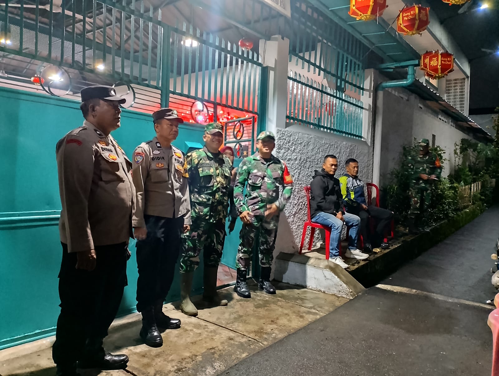 Sinergi Sertu Dodi dan Serka Musa Kawal Kekhidmatan Imlek di Wihara Tridharma