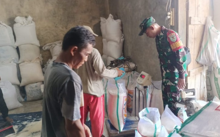 Babinsa Gunungsari Pantau Stok dan Harga Beras di Penggilingan Padi Lokal