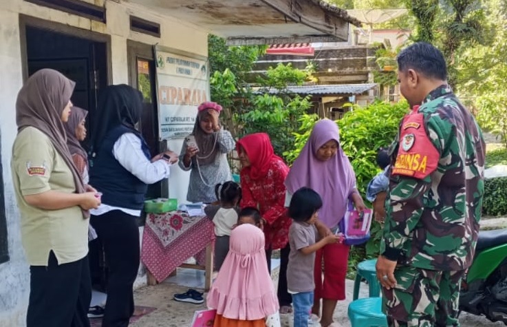 Kawal Generasi Sehat, Pelda Irwan Setiawan Pantau Imunisasi Polio di Posyandu Warnasari