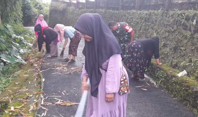 Wujudkan Lingkungan Bersih, Serka Priyanto Beng Gelar Karya Bakti Bersama Warga Nyalindung