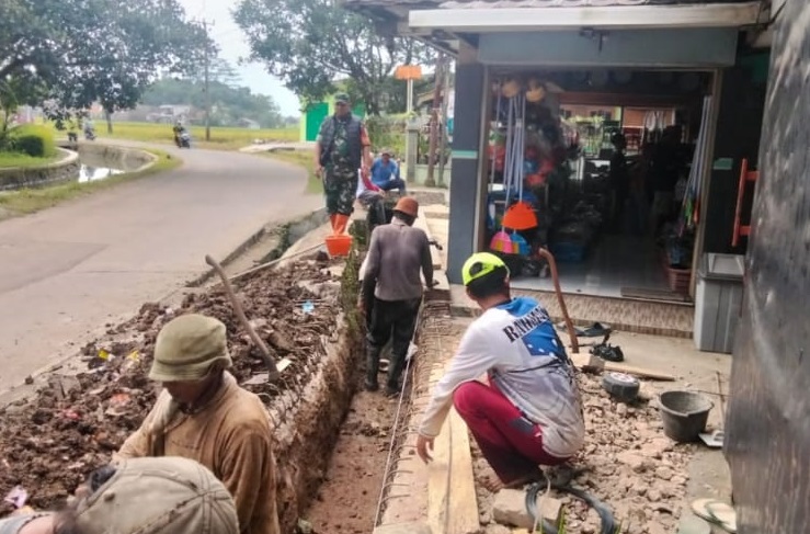 Normalisasi Saluran Air, Serka Amiruddin Pimpin Kerja Bakti Pengerukan Irigasi di Sindang Jaya