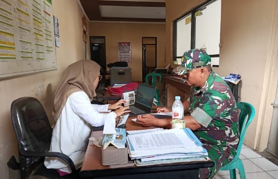 Jaga Ketahanan Pangan, Serka Hendriana Laksanakan Pendataan Luas Sawah Produktif di Desa Kertajaya