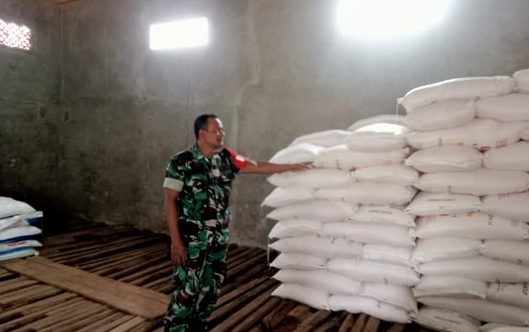 Pastikan Stok Aman, Babinsa Sertu Awan Gunawan Pantau Distribusi Pupuk Subsidi di Sindangsari