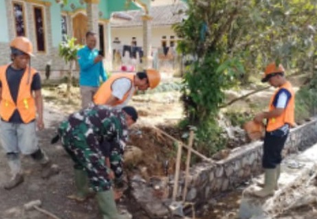 Bangun Infrastruktur Desa, Sertu Deni Hasanudin Bersama Warga Perbaiki Saluran Irigasi di Takokak