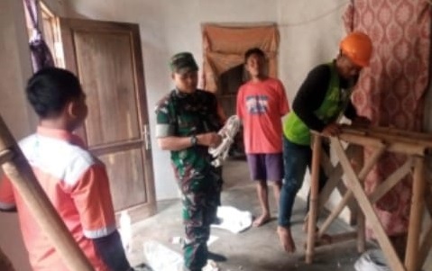 Pastikan Tepat Sasaran, Babinsa Kertamukti Monitor Pemasangan Listrik Bantuan untuk Warga Kurang Mampu