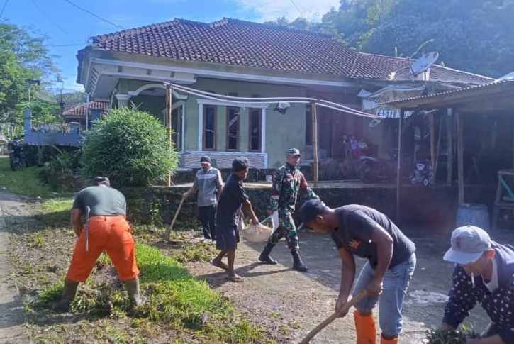 Tingkatkan Semangat Gotong Royong, Babinsa Sertu Wawan Motori Kerja Bakti di Desa Sindangsari