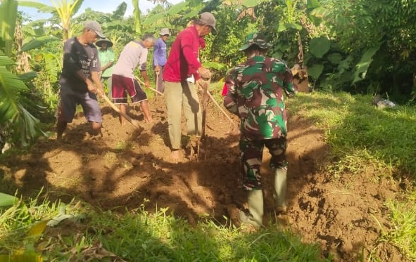 Bangkitkan Semangat Gotong Royong, Babinsa Desa Jayapura Pelda Asep Mulyana Pimpin Kerja Bakti