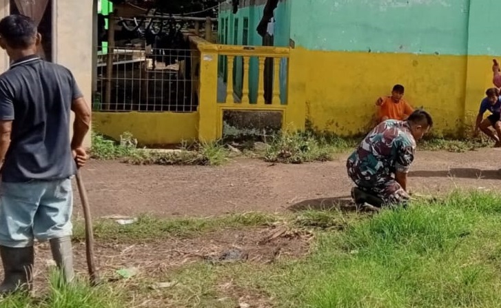 Wujudkan Lingkungan Asri, Babinsa Nanggalamekar Motori Aksi Kerja Bakti Bersama Warga