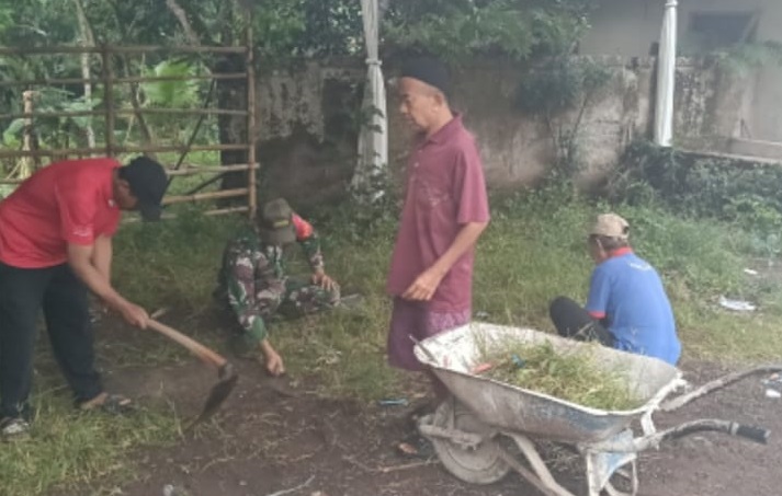 Wujudkan Tempat Ibadah yang Nyaman, Babinsa Sukarama Serda Iwan Pelopori Gotong Royong di Masjid Jami