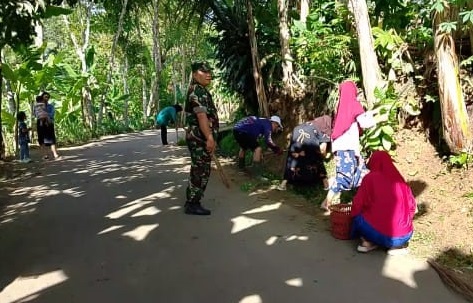 Budayakan Lingkungan Bersih, Sertu Asep Jenal Arifin Motori Kerja Bakti di Desa Kemang