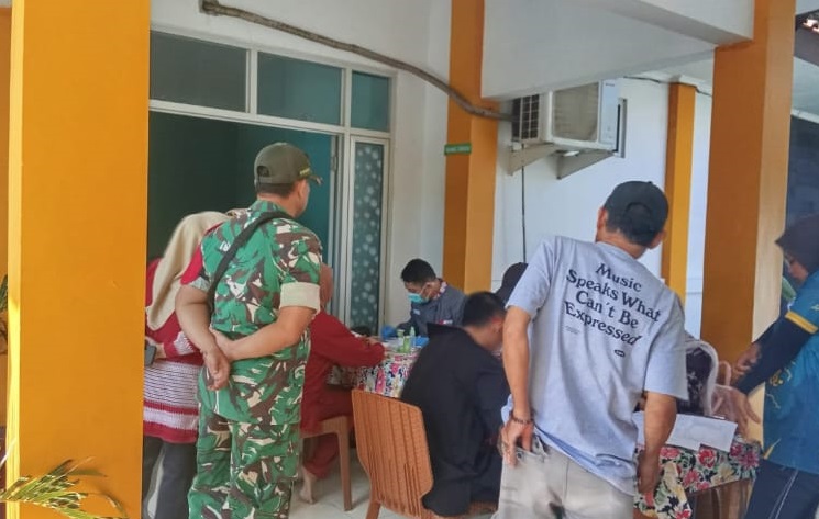Pastikan Kesehatan Warga Terjamin, Babinsa Neglasari Serka Ejang Nugraha Monitor Pemeriksaan Kesehatan Gratis