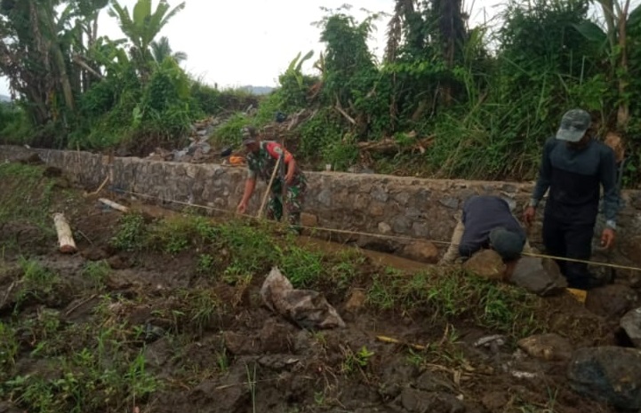 Tingkatkan Infrastruktur Desa, Babinsa Jati Serka Suryana Pelopori Pembangunan Saluran Air