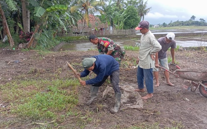 Perkuat Keamanan Desa, Babinsa Mekarwangi Sertu Suryadi Pelopori Pembangunan Pos Ronda