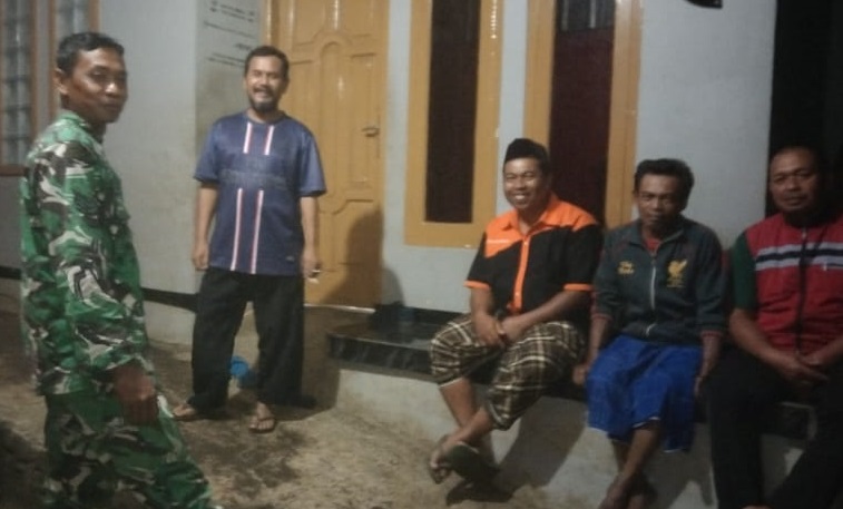 Pastikan Keamanan Wilayah, Babinsa Sukamanah Laksanakan Kontrol Pos Ronda Malam Hari