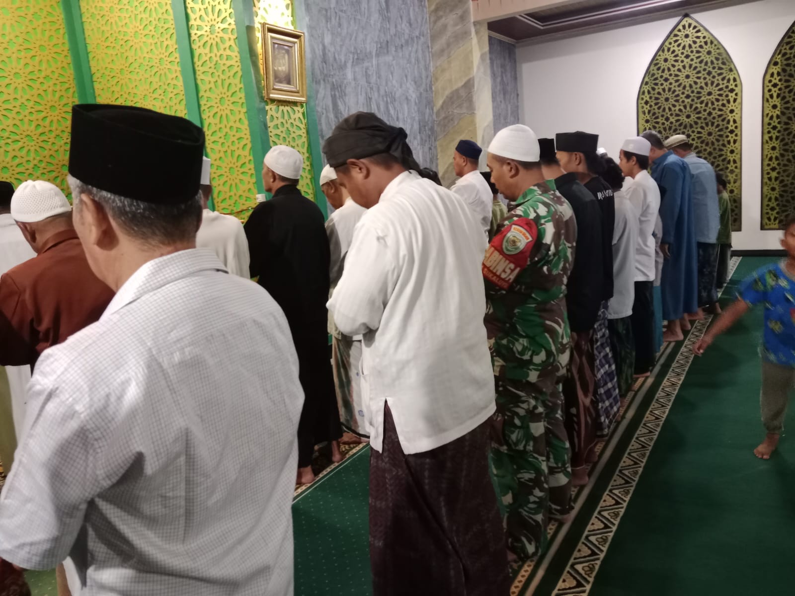 Pererat Tali Silaturahmi, Serka Hendriana Laksanakan Tarawih Keliling di Desa Sukaluyu