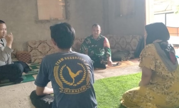 Perkuat Sinergitas, Babinsa Babakan Sari Gelar Komsos Bersama Bhabinkamtibmas dan Tokoh Masyarakat