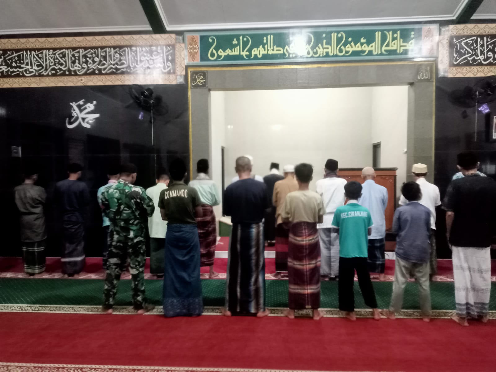 Babinsa Desa Sindangsari Sertu Awan Gunawan Gelar Tarawih Keliling untuk Pererat Silaturahmi
