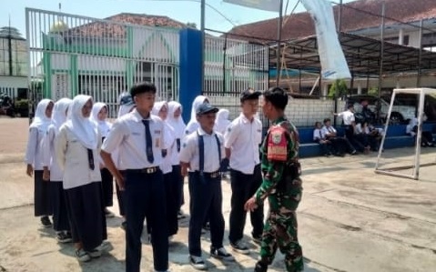 Kedisiplinan Sejak Dini, Sertu Tasripin Laksanakan Giat Bintahwil di SMPN 1 Ciranjang