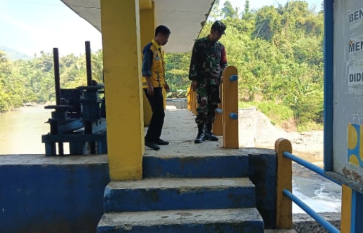 Antisipasi Cuaca Ekstrem, Serda Iwan Pantau Debit Air Bendungan Cisokan di Desa Sukarama