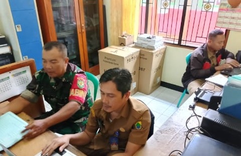 Akurasi Data Kewilayahan, Sertu Asep Jenal Aripin Laksanakan Puldater di Kantor Desa Kemang