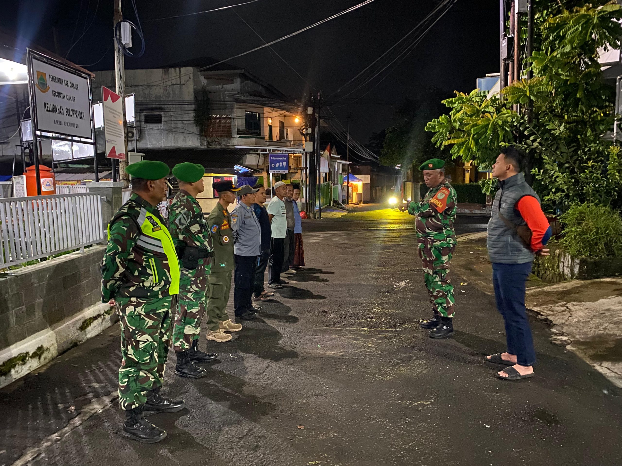 Jaga Kondusivitas Wilayah, Anggota Koramil 0608-01/Kota Pimpin Patroli Komduk Kolaborasi di Solokpandan
